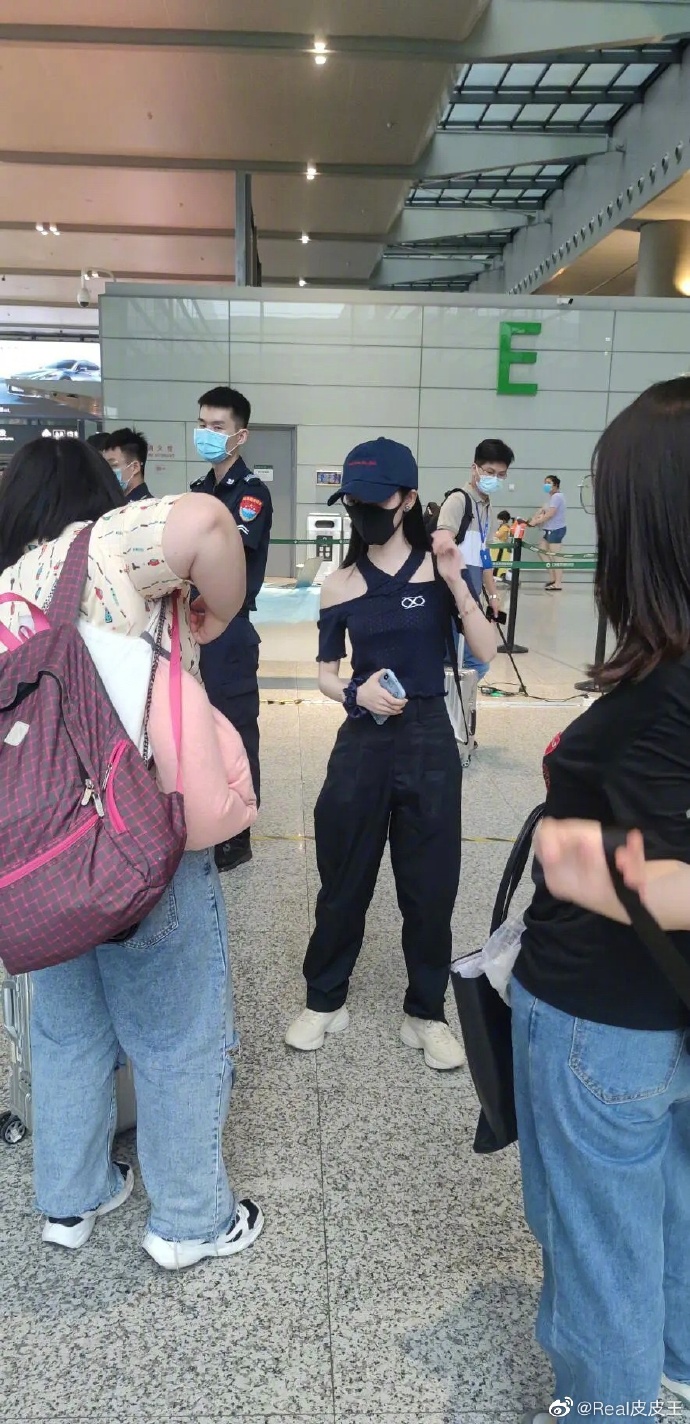 腿跟身體一樣短?「中國第一美女」真實身高曝光 網傻眼:真的很假