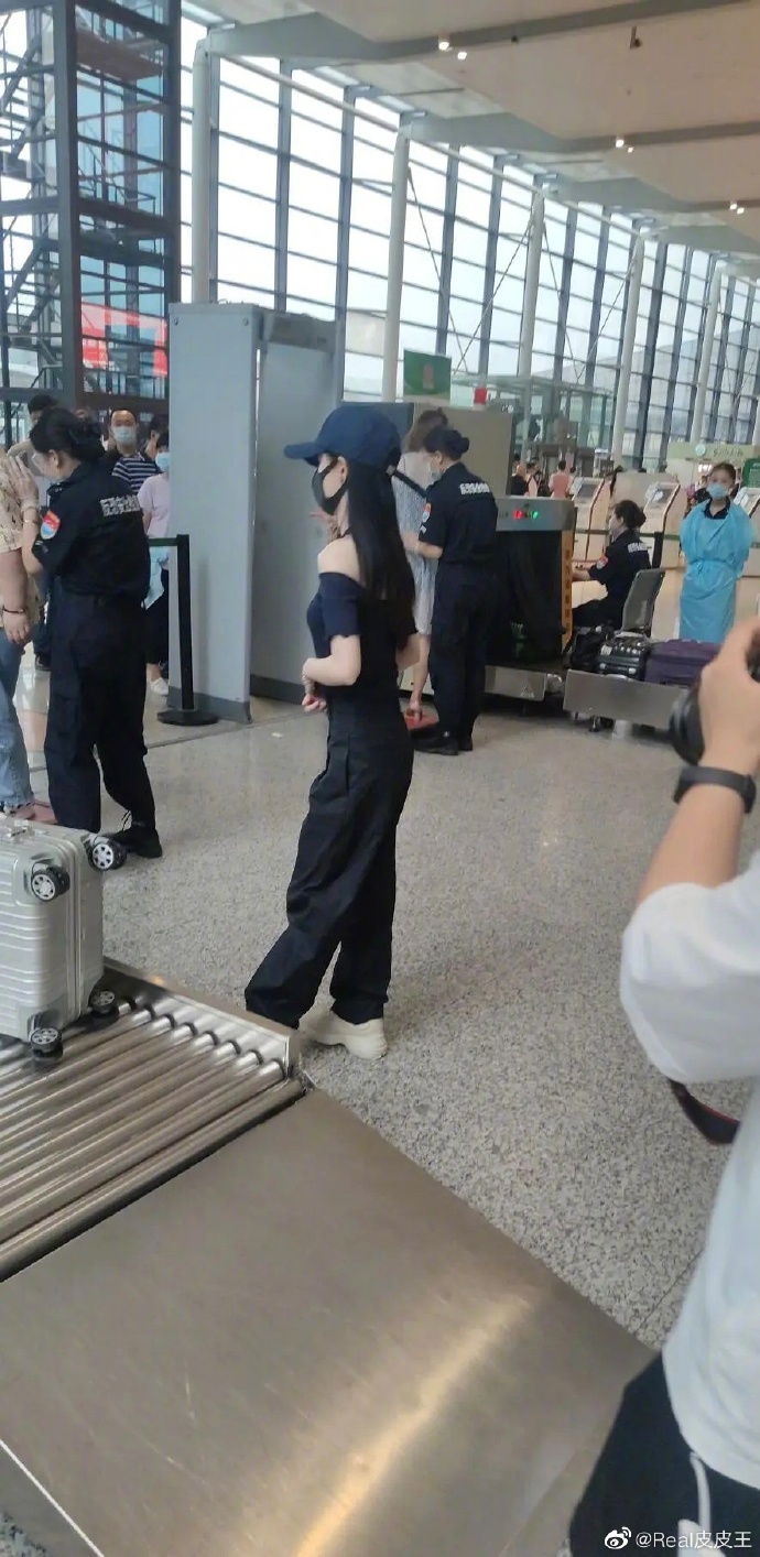 腿跟身體一樣短?「中國第一美女」真實身高曝光 網傻眼:真的很假