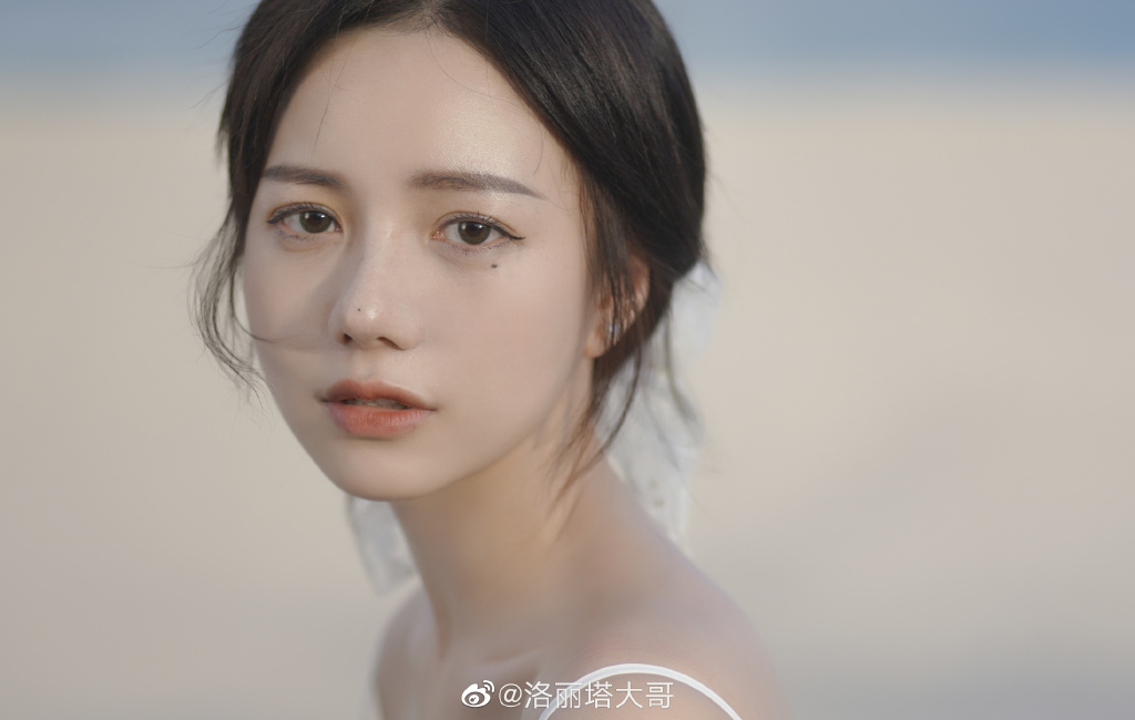 慘被當場ban台!直播兇妹「偷看漫畫」被抓包 「禁忌內容」全曝光!