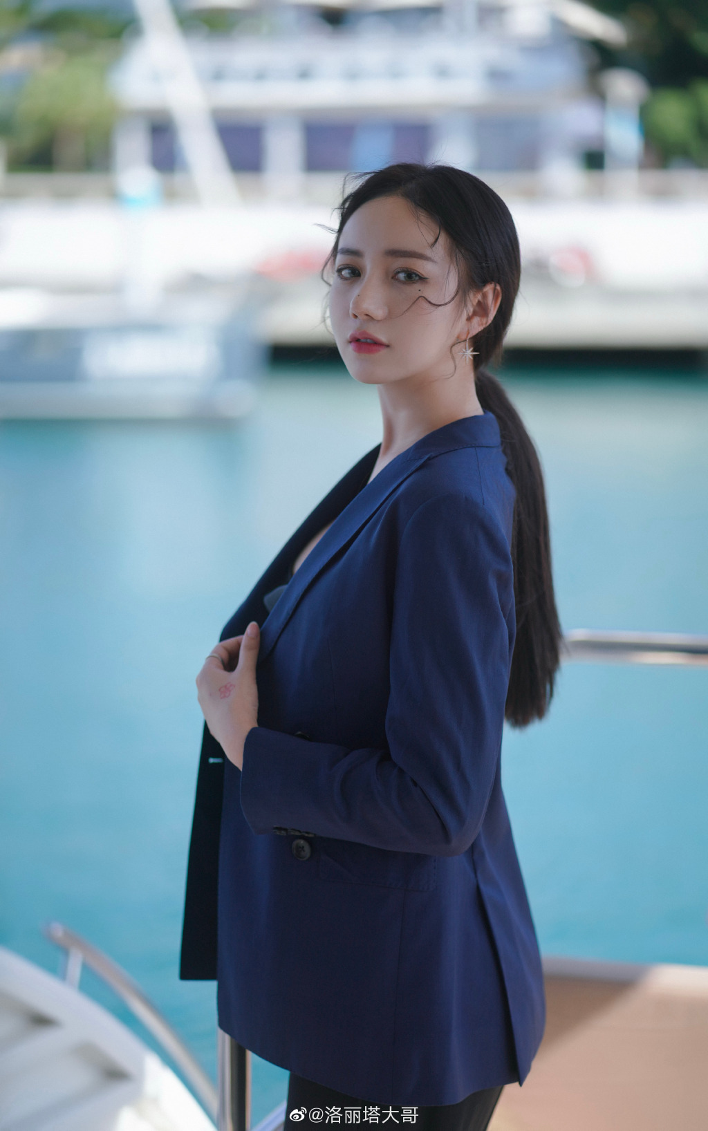 慘被當場ban台!直播兇妹「偷看漫畫」被抓包 「禁忌內容」全曝光!