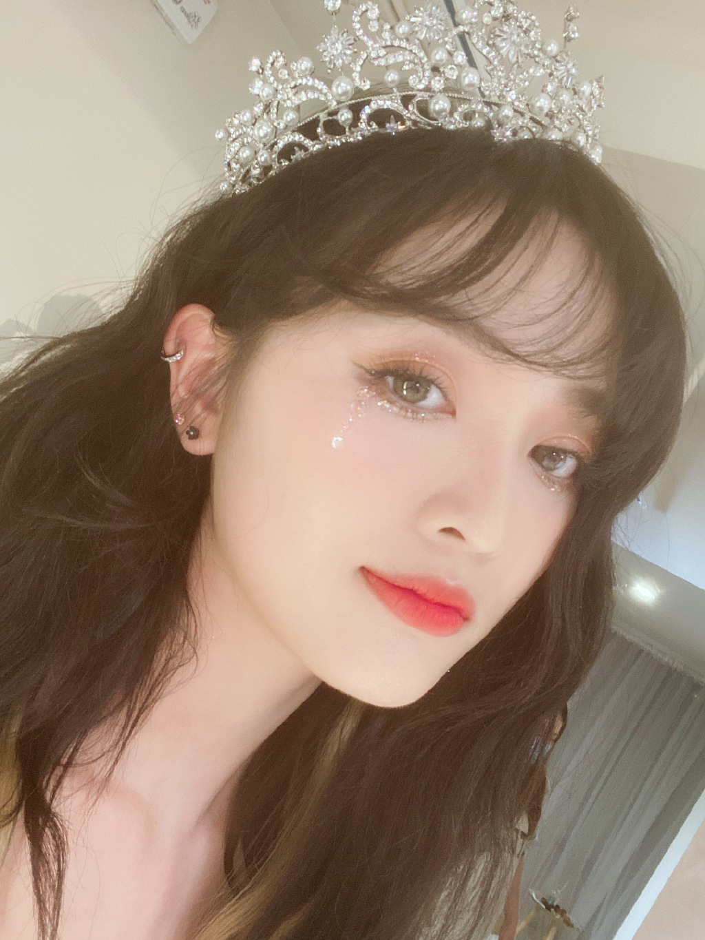 衣服不穿好?網揪吳宣儀「肩帶滑落」掀論戰:這樣穿正常?