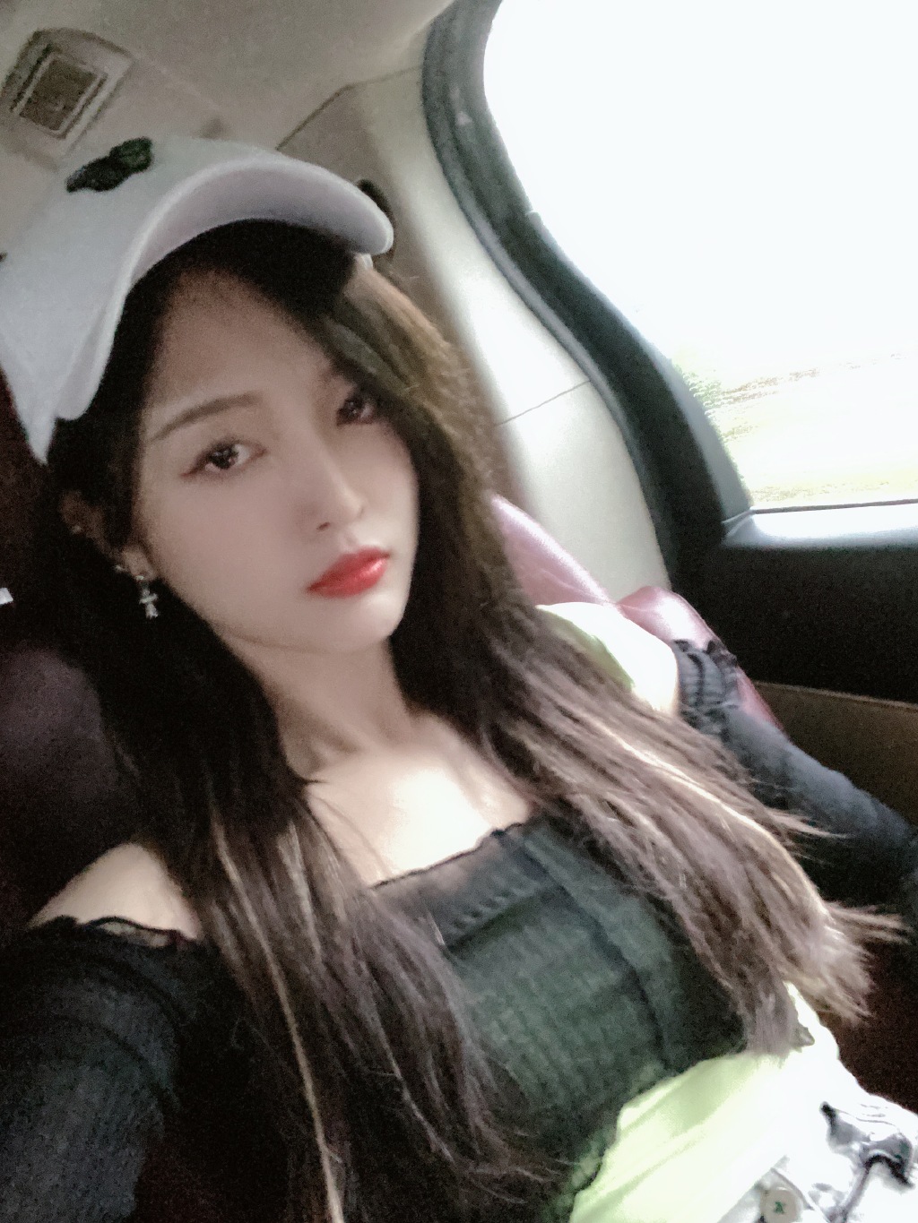 衣服不穿好?網揪吳宣儀「肩帶滑落」掀論戰:這樣穿正常?