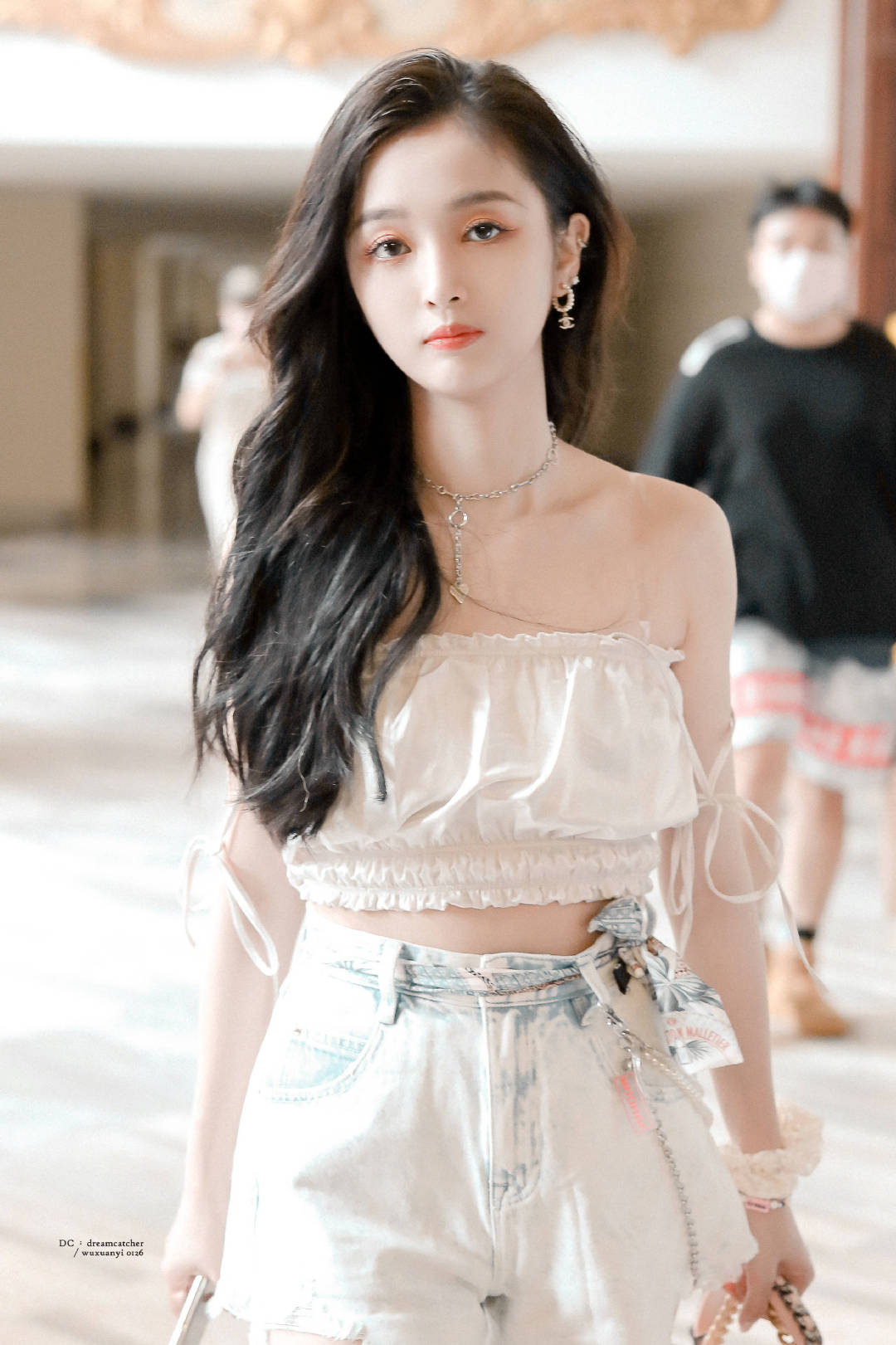 衣服不穿好?網揪吳宣儀「肩帶滑落」掀論戰:這樣穿正常?