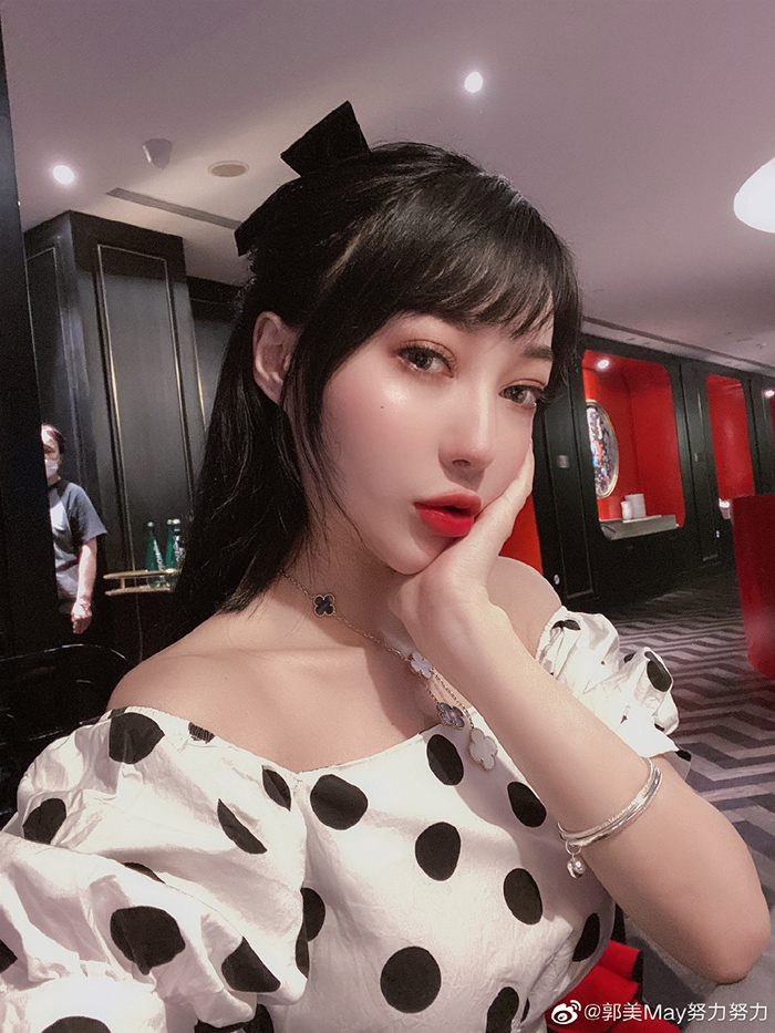 好友全都蛇精臉!超兇網紅「被酸整得像鬼」氣炸回:整形是很普通的事