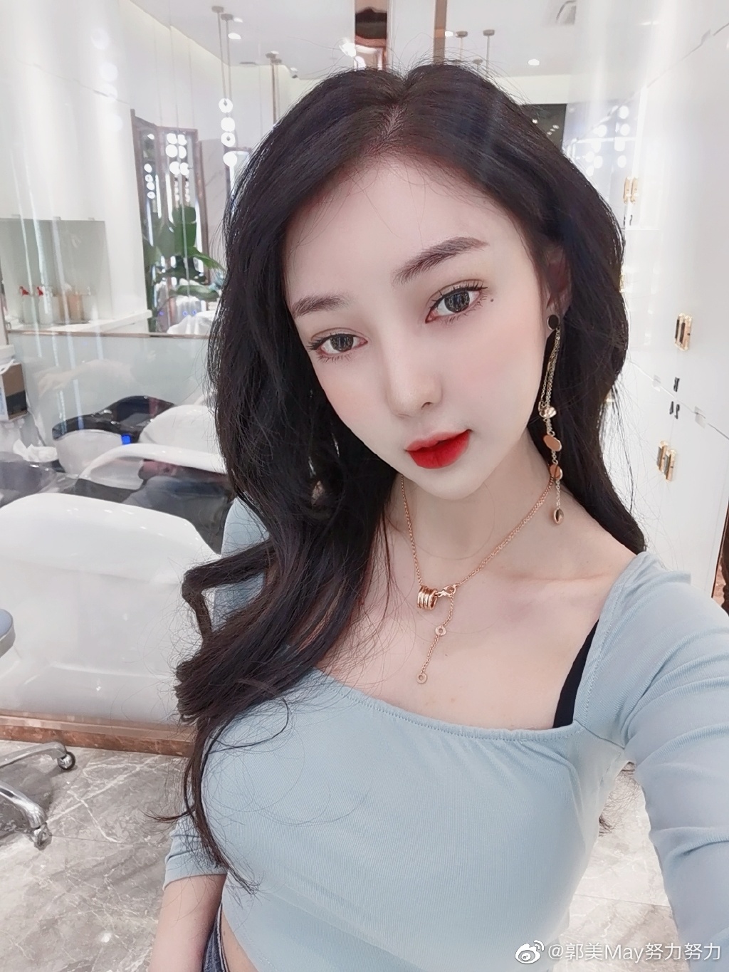 好友全都蛇精臉!超兇網紅「被酸整得像鬼」氣炸回:整形是很普通的事