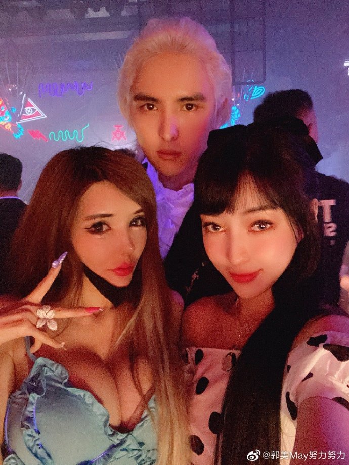 好友全都蛇精臉!超兇網紅「被酸整得像鬼」氣炸回:整形是很普通的事