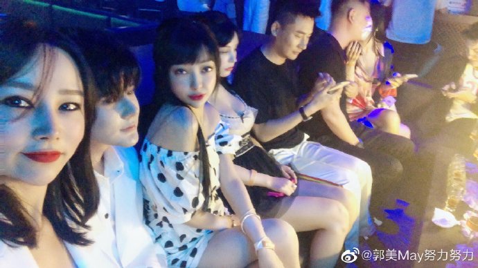 好友全都蛇精臉!超兇網紅「被酸整得像鬼」氣炸回:整形是很普通的事