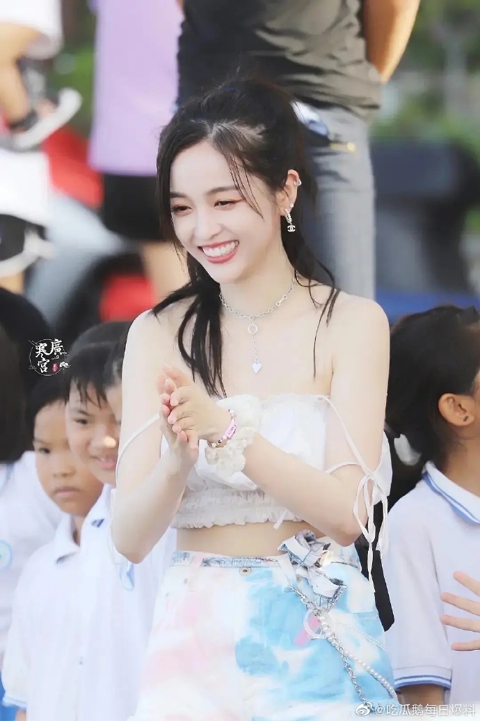 衣服不穿好?網揪吳宣儀「肩帶滑落」掀論戰:這樣穿正常?