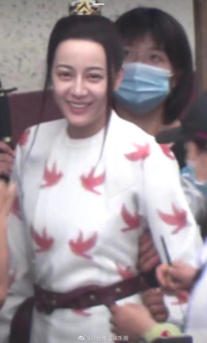 胖成水桶腰!迪麗熱巴「臉腫無修圖照」流出 網嚇歪:女神崩壞?