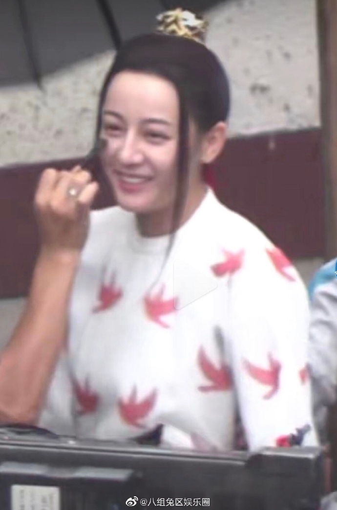 胖成水桶腰!迪麗熱巴「臉腫無修圖照」流出 網嚇歪:女神崩壞?