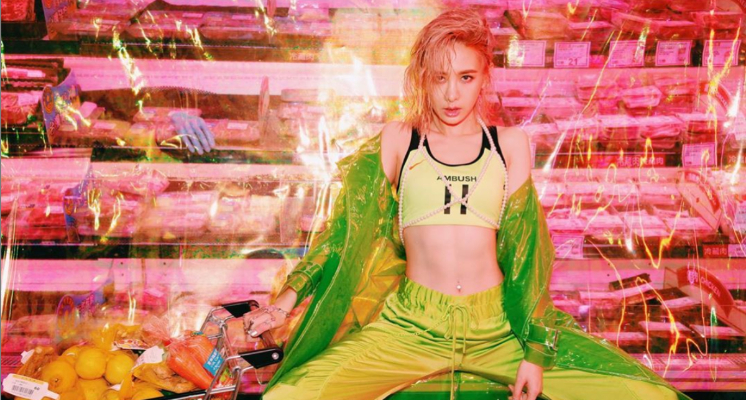 安心亞昨日(17日)在新專輯《愛得起》的預購會上,火辣大跳主打歌《來追我男友吧》。她除了現場親自示範桃花妝外,還自爆小時候衝動差點毀容的蠢事。