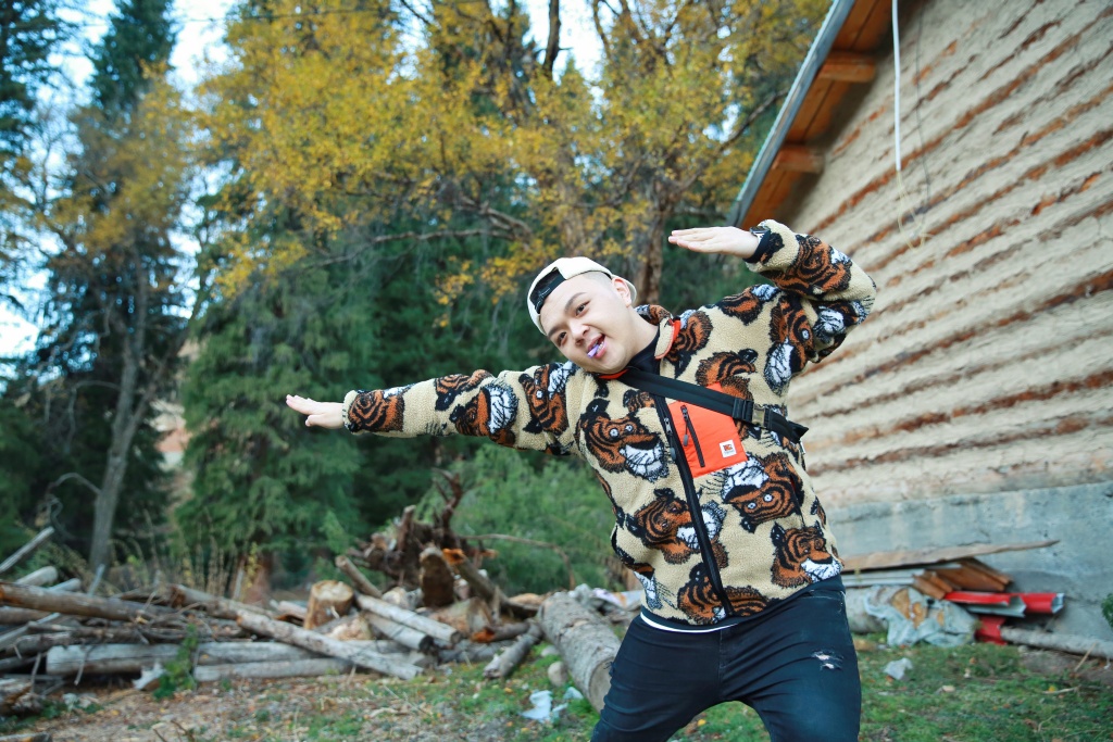 斷腿兩個月!《有嘻哈》艾福杰尼「嗨到直接站起」 網笑歪:醫學奇蹟?