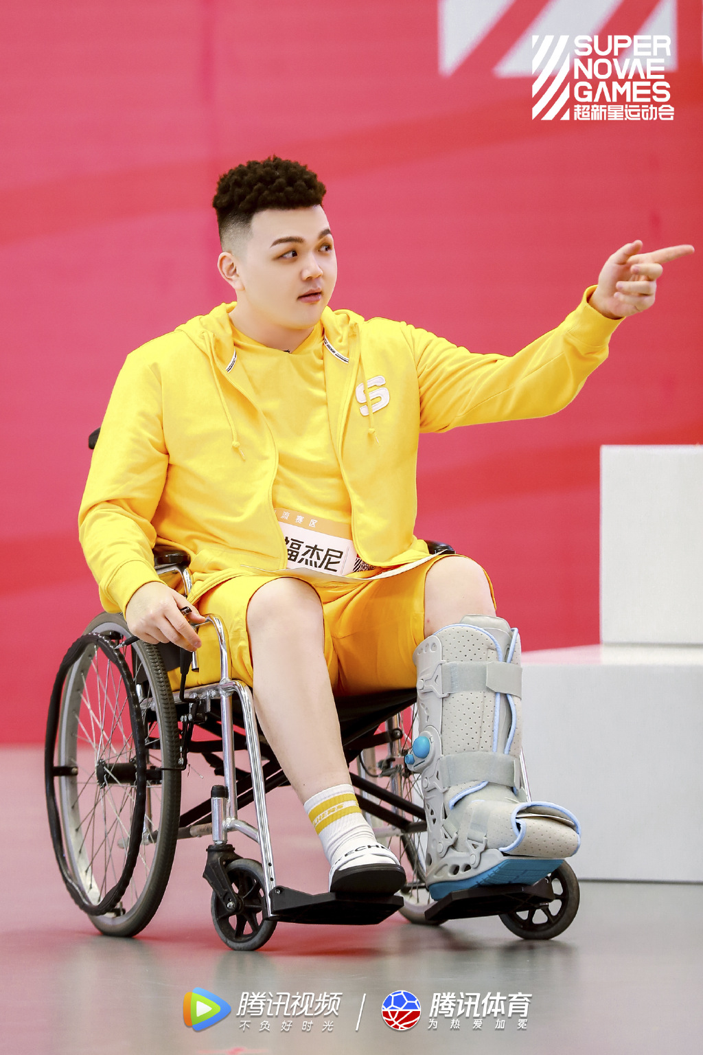 斷腿兩個月!《有嘻哈》艾福杰尼「嗨到直接站起」 網笑歪:醫學奇蹟?