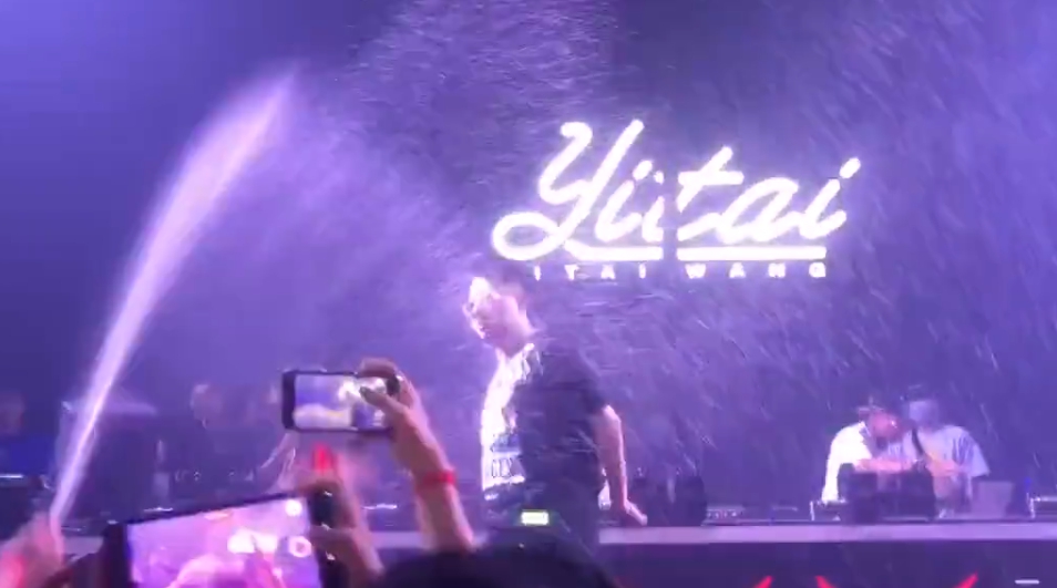 《新說唱》王以太「慘被觀眾潑液體」！《青你2》乃萬氣炸：他可以當場踹你