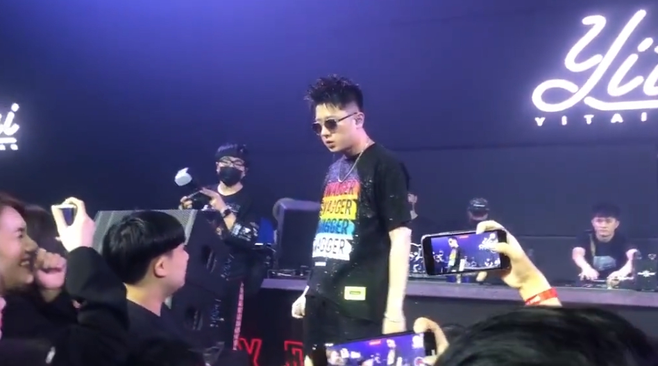 《新說唱》王以太「慘被觀眾潑液體」！《青你2》乃萬氣炸：他可以當場踹你