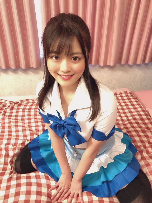 大街上被逼到牆角！「暗黑版橋本環奈」水手服上陣：100%複製本人