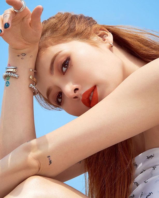 內衣直接外穿！Lisa、泫雅「照片撞衫」：感覺完全不一樣