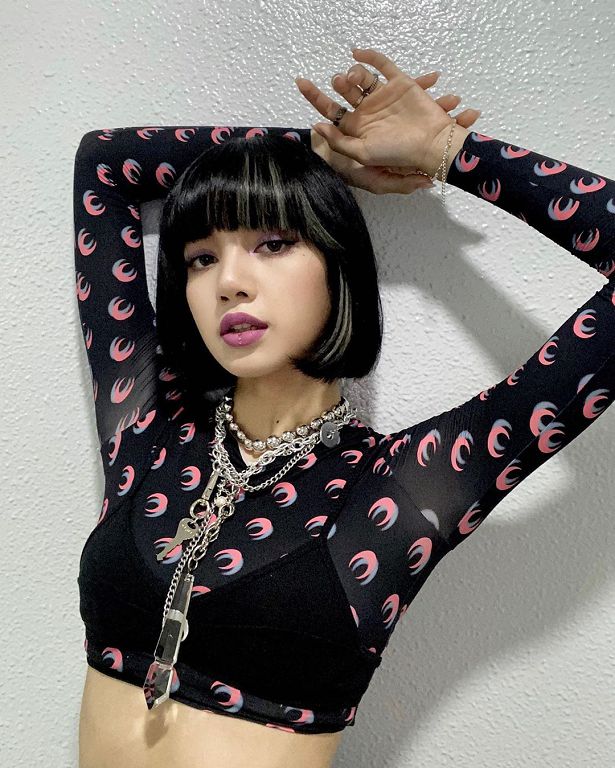 內衣直接外穿！Lisa、泫雅「照片撞衫」：感覺完全不一樣