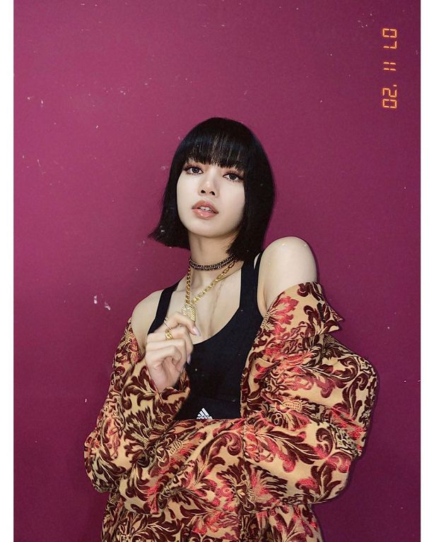 內衣直接外穿！Lisa、泫雅「照片撞衫」：感覺完全不一樣