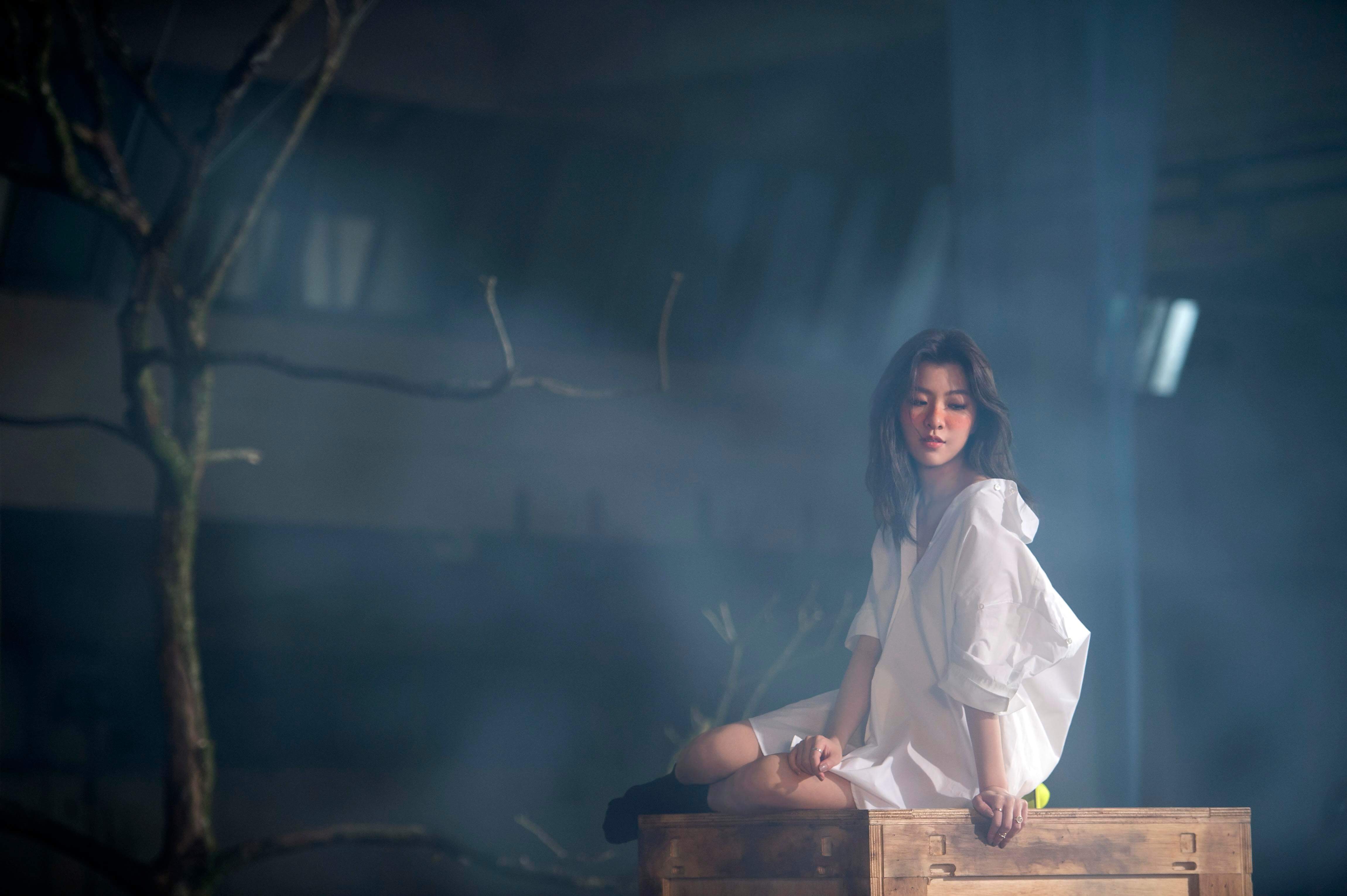 關詩敏「背部全裸上陣」!皮膚塗蜂蜜吸引蝴蝶:癢到口型快跑掉