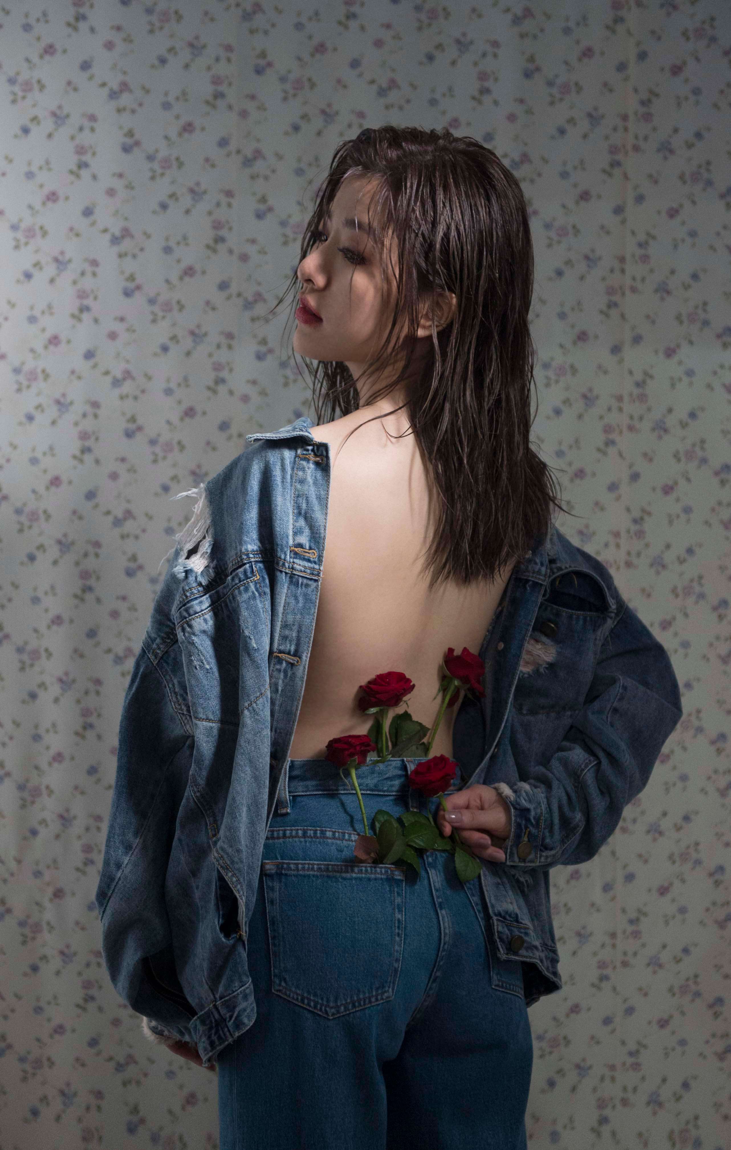 關詩敏「背部全裸上陣」!皮膚塗蜂蜜吸引蝴蝶:癢到口型快跑掉