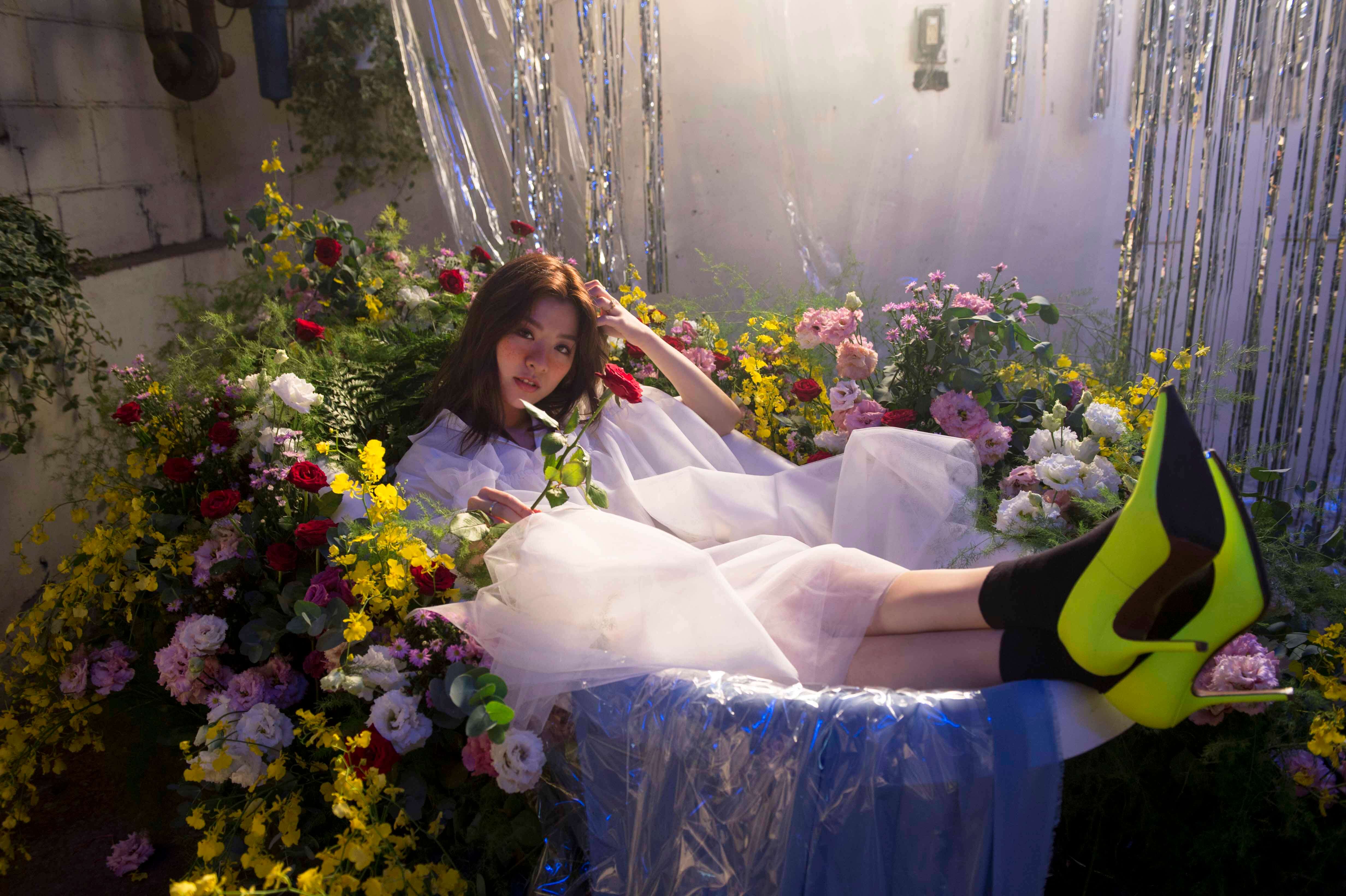 關詩敏「背部全裸上陣」!皮膚塗蜂蜜吸引蝴蝶:癢到口型快跑掉