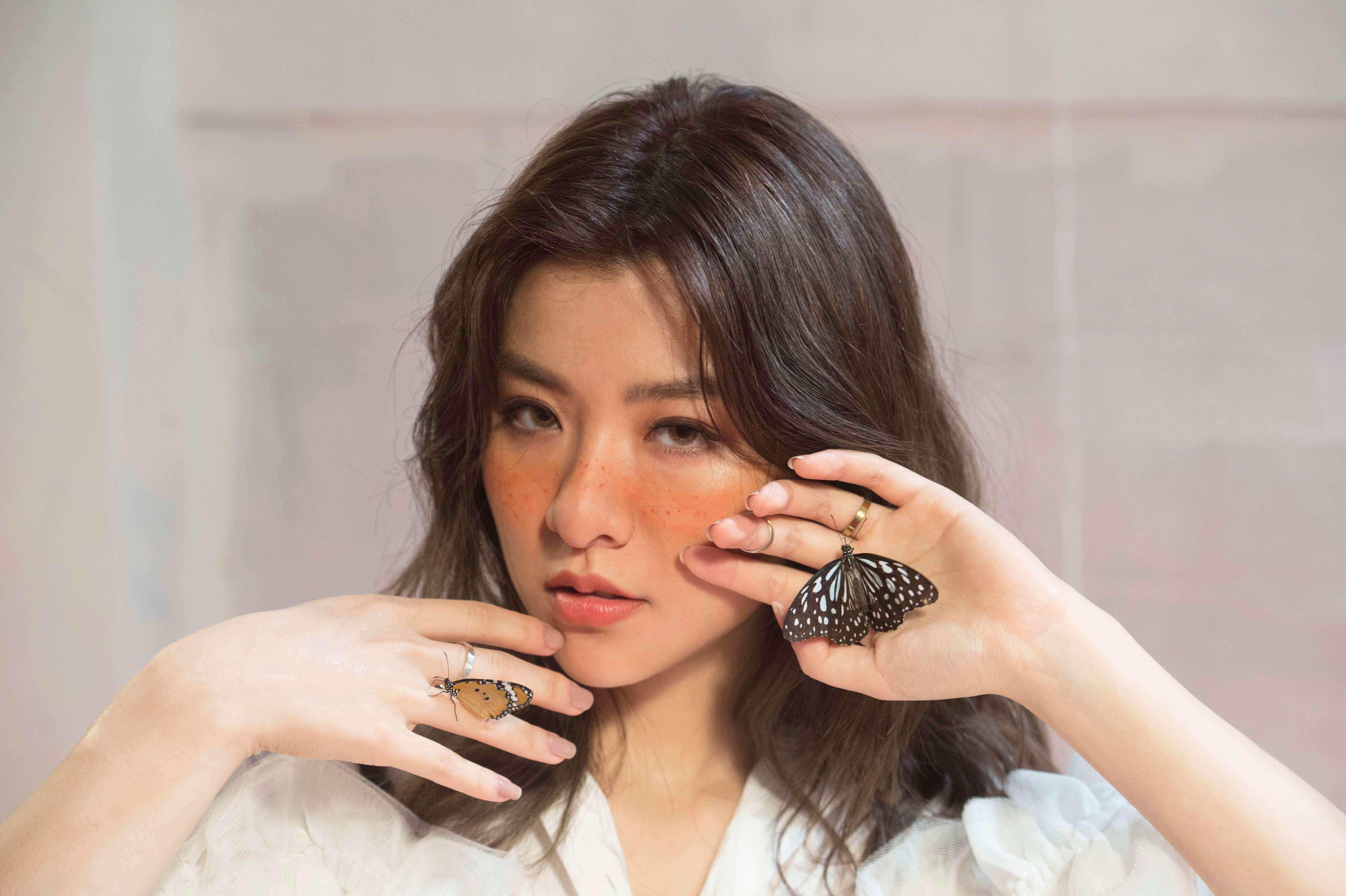 關詩敏「背部全裸上陣」!皮膚塗蜂蜜吸引蝴蝶:癢到口型快跑掉