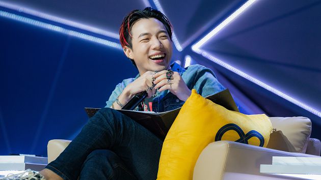 ØZI、吳卓源「遭問是不是在交往」 互相鬥嘴現場笑翻!