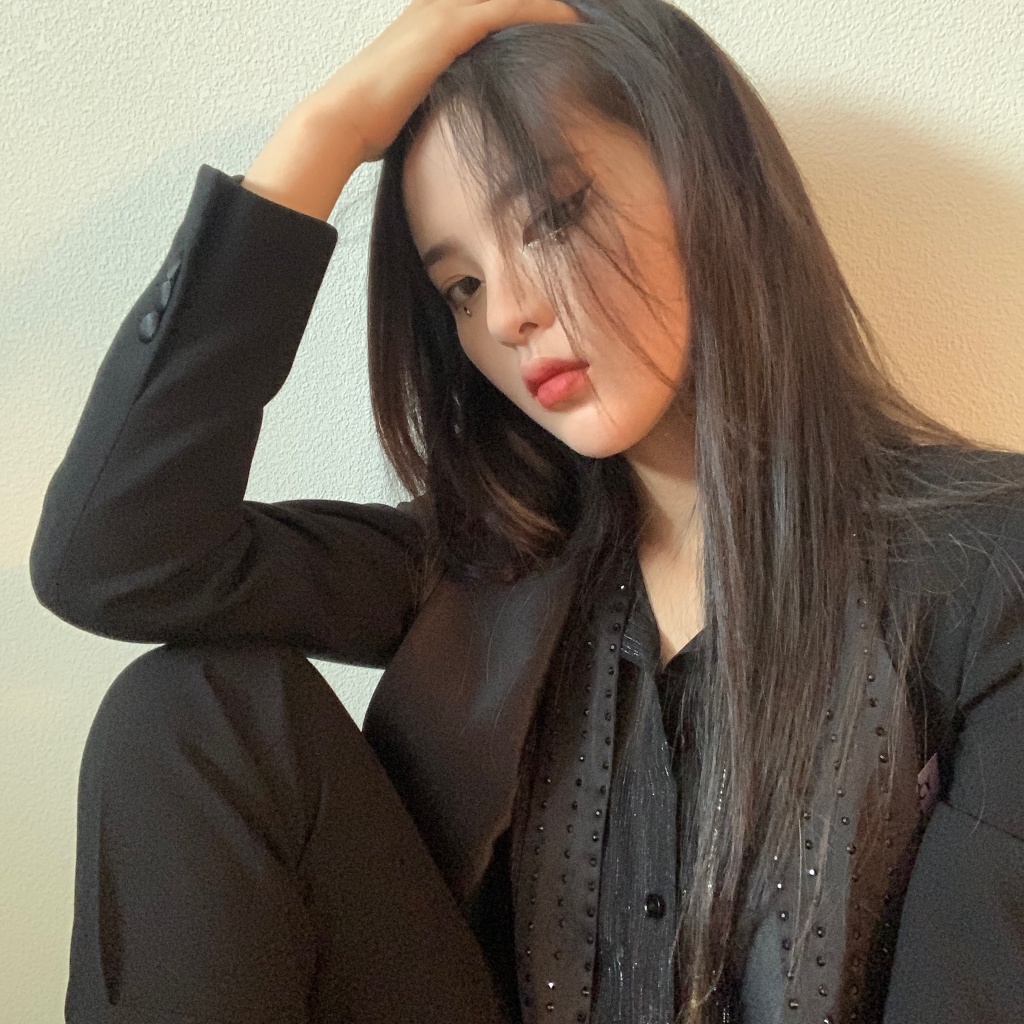 裙子穿太短？楊超越「兩手遮不住」　腿一抬「差點走光」！