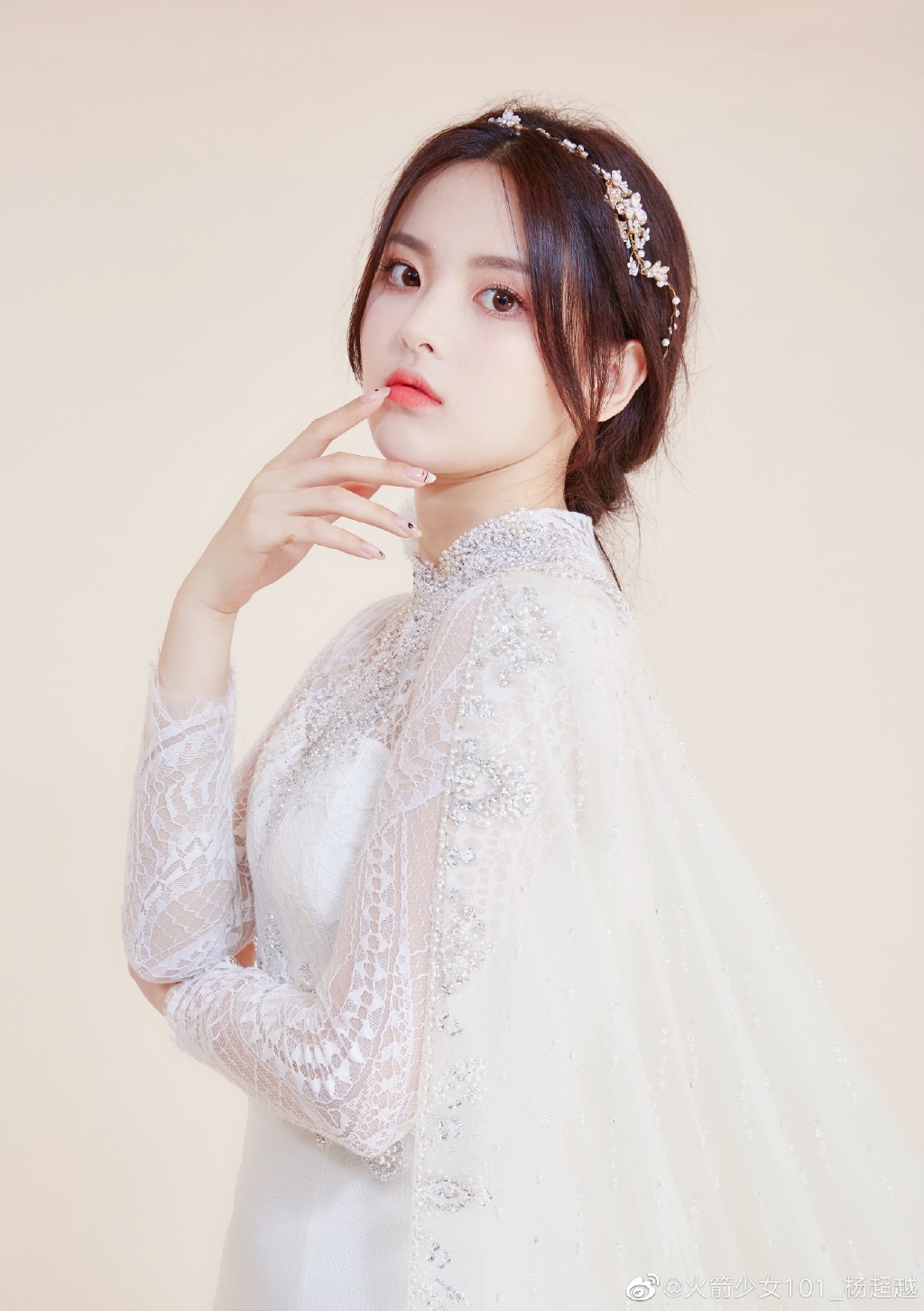 裙子穿太短？楊超越「兩手遮不住」　腿一抬「差點走光」！