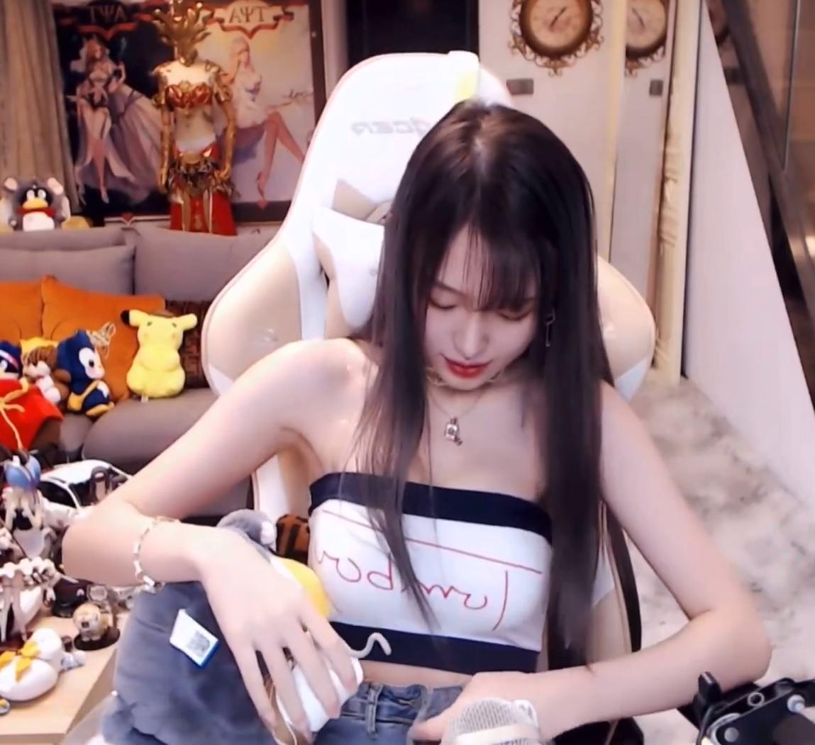 好身材太驚人!實況兇妹「小蠻腰掛眼鏡」 網驚:完全不掉下來!