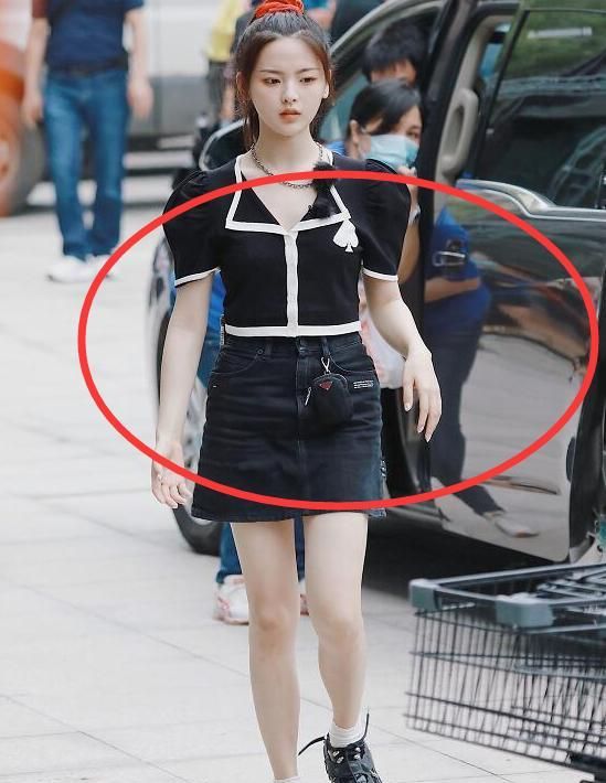 裙子穿太短？楊超越「兩手遮不住」　腿一抬「差點走光」！