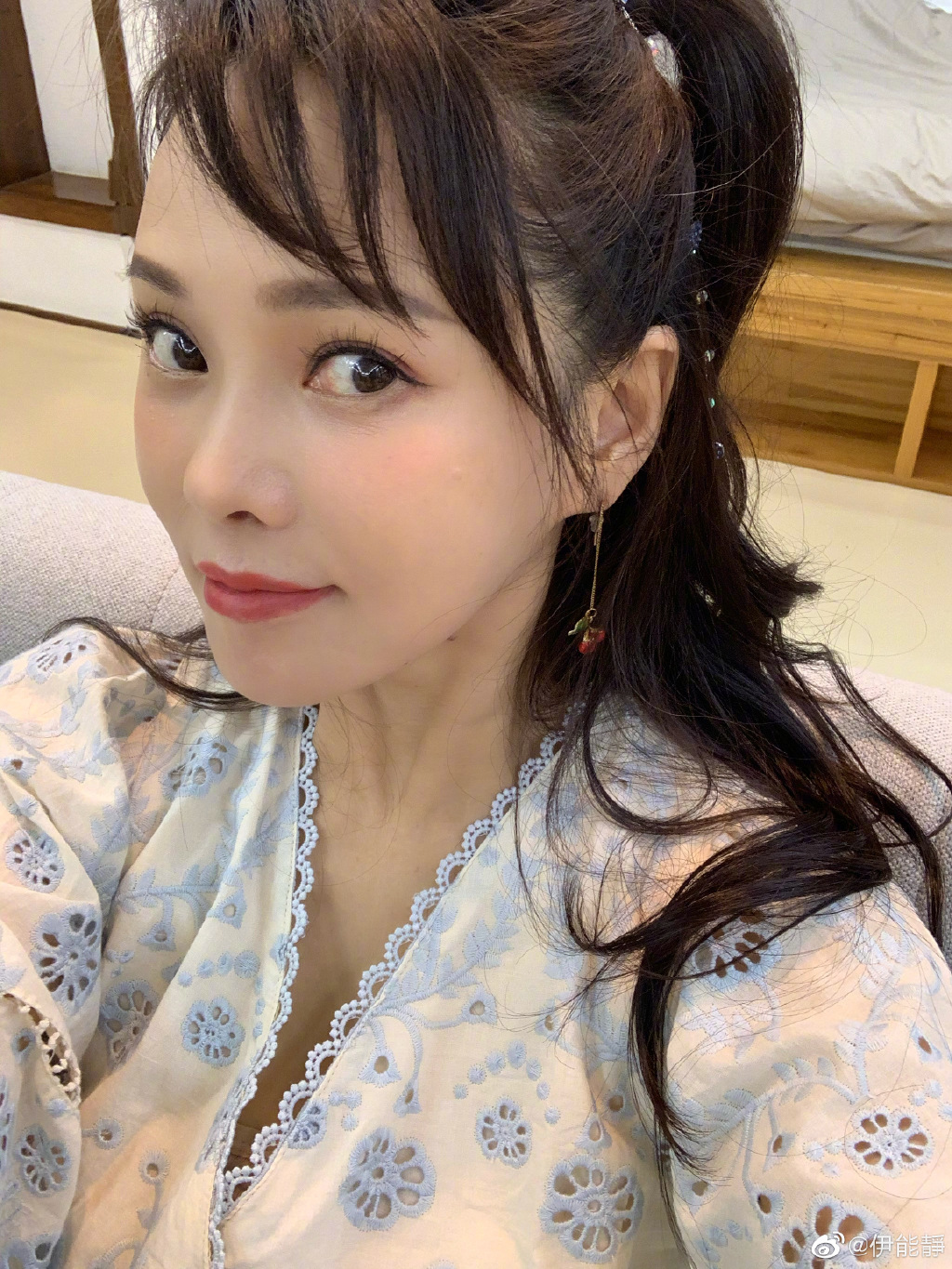 有心結？伊能靜爆「和同台女星不合」　表情全拍下！