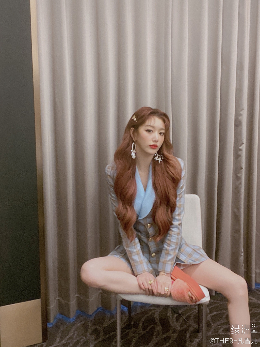 THE9孔雪兒真實身材現形？網抓「長腿詭異扭曲」：修圖太超過？