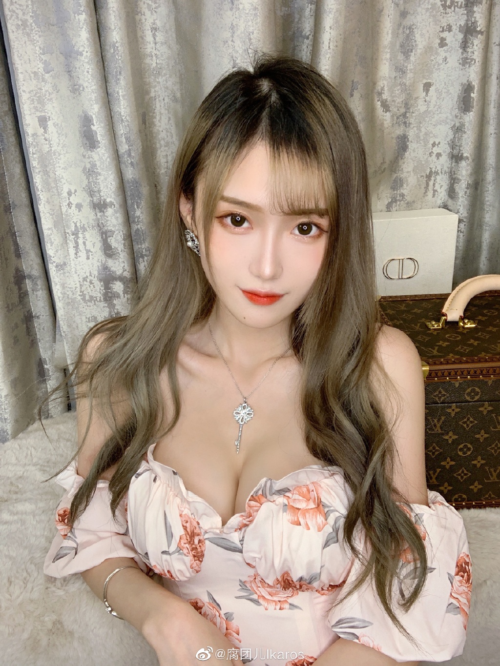 好身材太驚人!實況兇妹「小蠻腰掛眼鏡」 網驚:完全不掉下來!