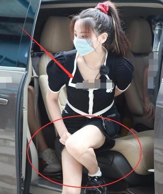 裙子穿太短？楊超越「兩手遮不住」　腿一抬「差點走光」！