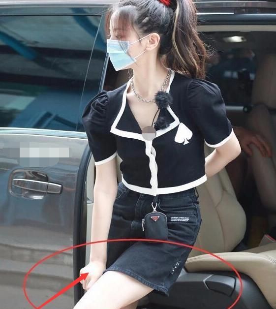 裙子穿太短？楊超越「兩手遮不住」　腿一抬「差點走光」！