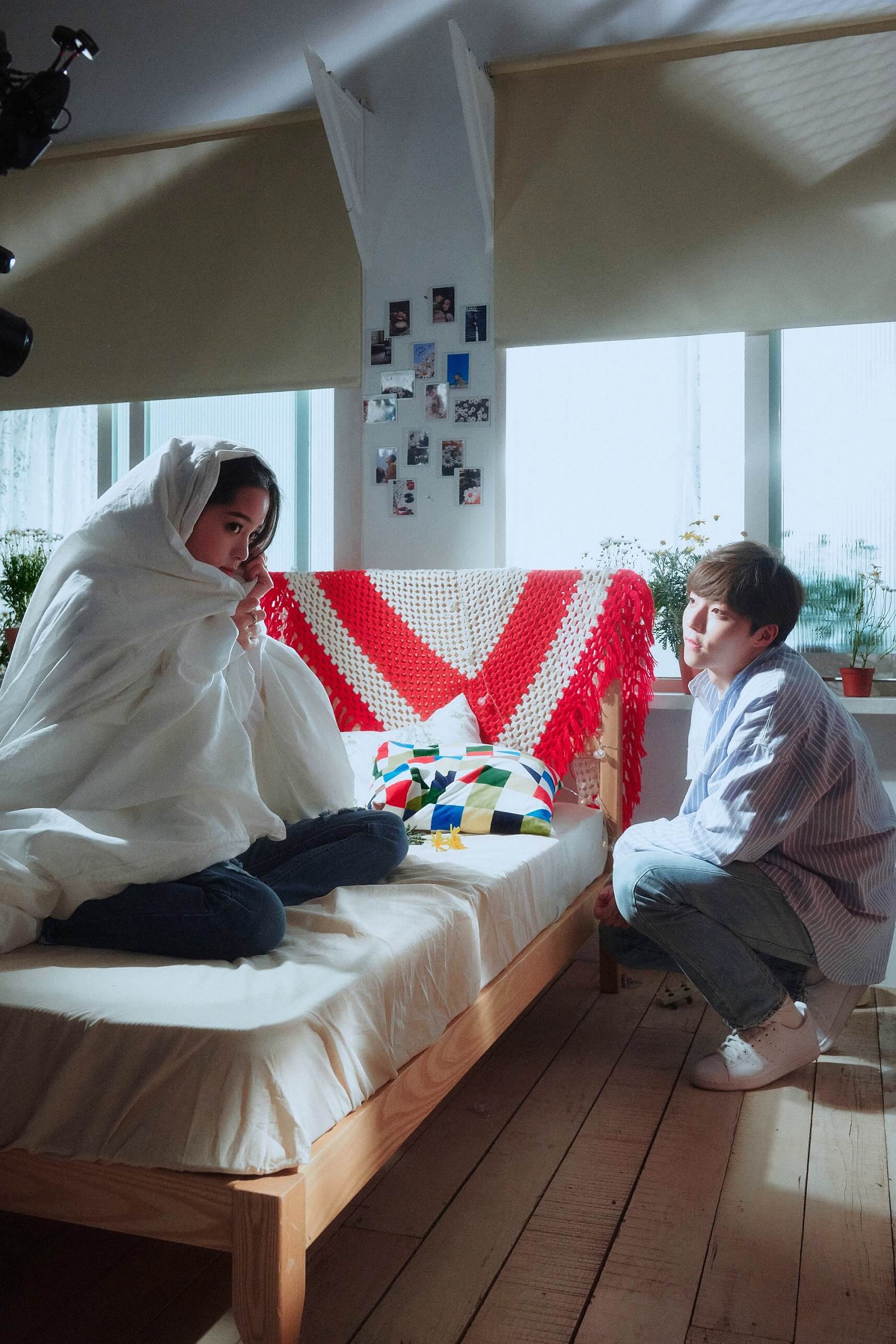 歐陽娜娜「驚喜合作陳立農」 牽手漫步互動超甜蜜!