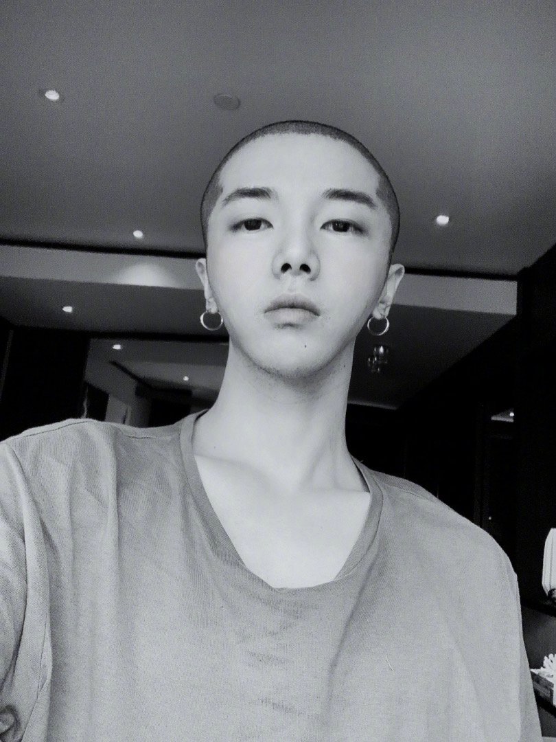 有顏真的可以任性！華晨宇「頭髮又剃光」　「造型曝光」網全嚇歪！