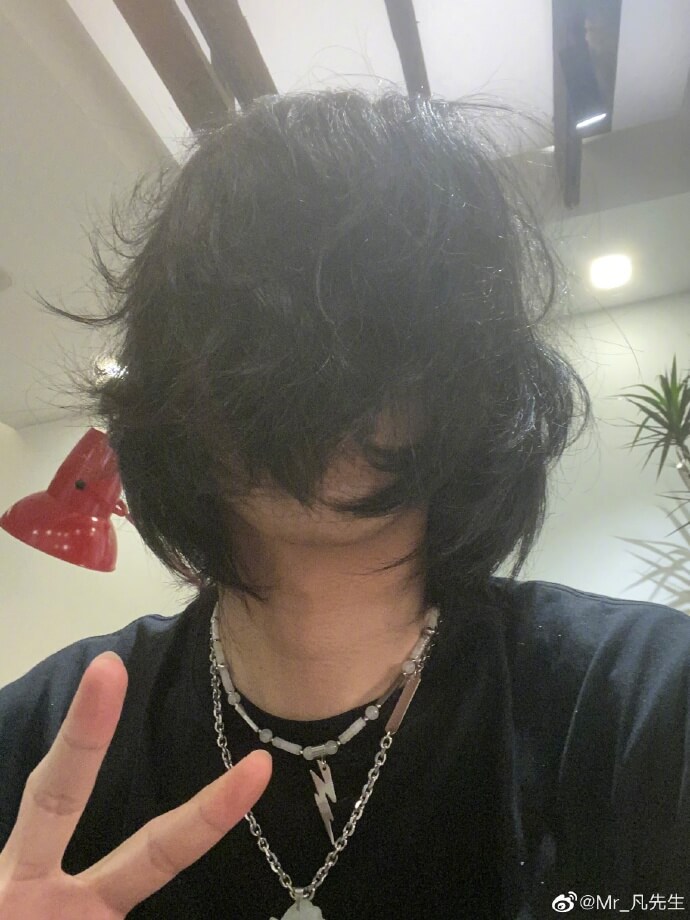 頭髮長到蓋掉整張臉!吳亦凡「終於曝光新髮型」 萬人暴動:帥炸!