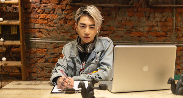 謝和弦前日在網路上替莉婭聲援，希望「前妻」KT收斂一點，否則自己將丟出兩顆「未爆彈」來讓大眾看清KT的真面目。近日謝和弦對於KT找團隊辦假帳號攻擊莉婭一事，似乎忍無可忍了，在FB連連PO出許多KT黑料，更指稱她竟然也會呼麻。