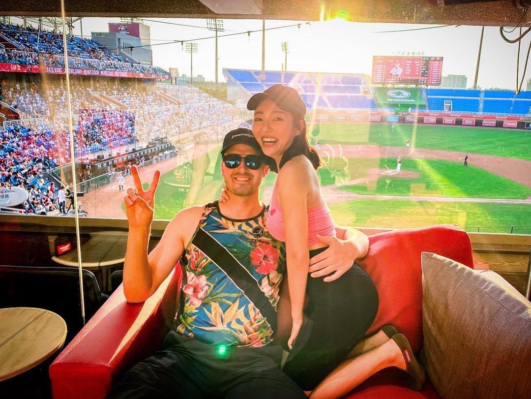 終於可以說了!何美掏「兩條線驗孕棒」父母真實反應全都錄