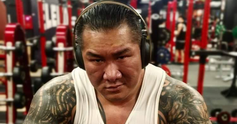 直播急中斷!粉絲嚇壞「怎麼了?」 館長面色凝重曝:兒子腿被踩斷