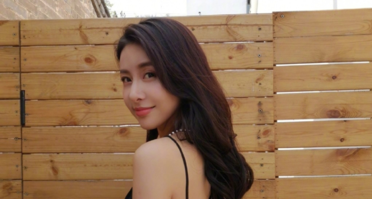 中國女演員賈青就在節目上自爆不小心把「打底褲」,隨手放進給導演的禮物箱裡,慘遭網友罵翻,直呼她「超噁心」!