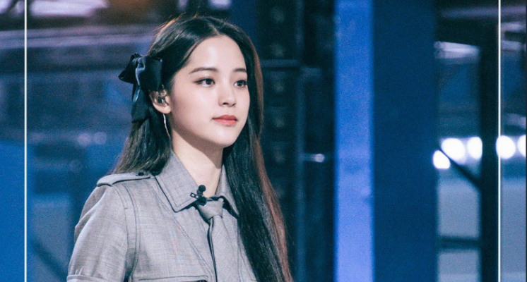 中國新偶像養成節目《明日之子》,請來了歐陽娜娜擔任「導師」一職,不顧在最新一集比賽中,歐陽娜娜竟因對結果不滿,暫停節目錄影要求「重新投票」,讓台下觀眾超級錯愕。