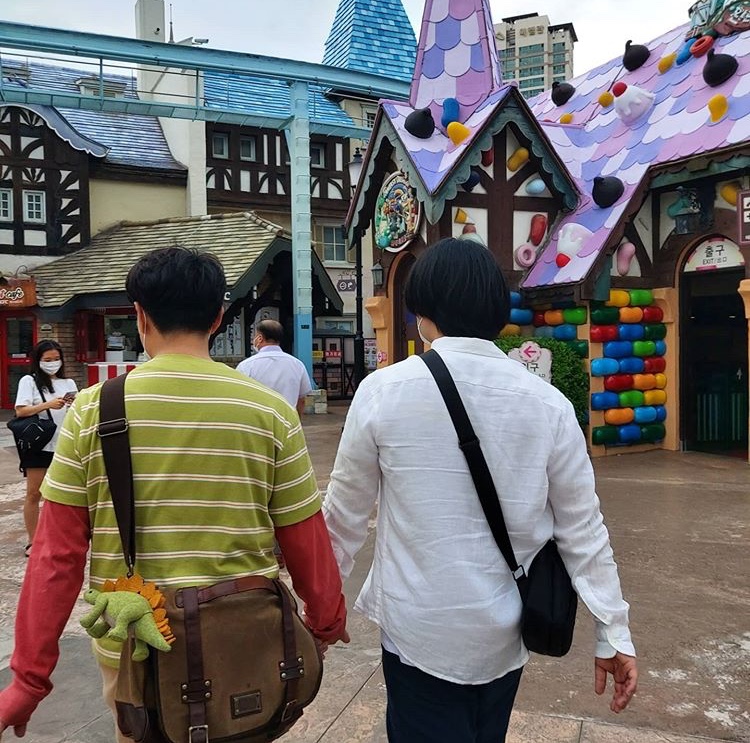 超暖心！《雖然是精神病但沒關係》吳政世化身「尚泰哥」 牽精障患者同遊主題樂園