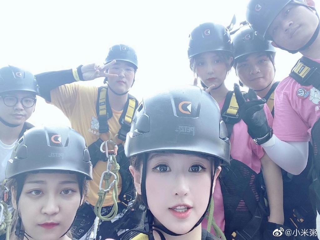 太尷尬!實況正妹「高空彈跳」嚇爆 「地上一灘水」網傻眼:失禁?