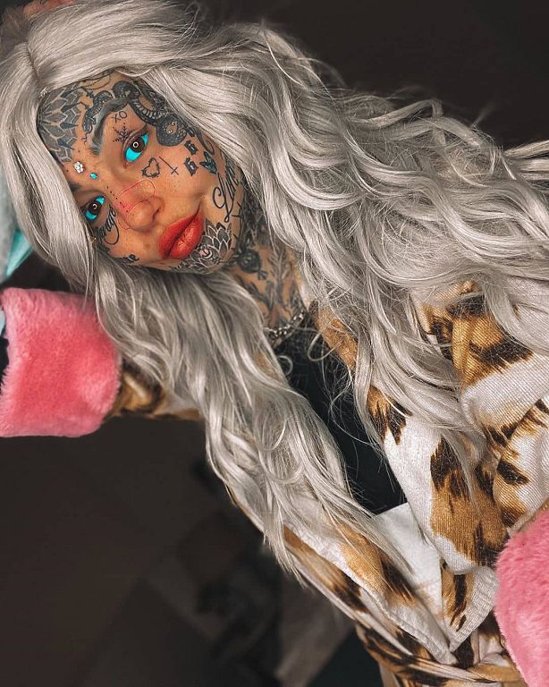 在眼球刺青！網紅「青眼白龍」狂噴76萬變身　耳朵穿3公分大洞