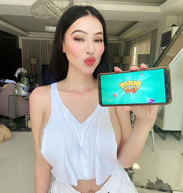 力挺NoBra運動！E級網紅「單穿吊嘎」打羽球　袖口直接開到腰