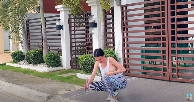 力挺NoBra運動！E級網紅「單穿吊嘎」打羽球　袖口直接開到腰